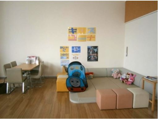 パパママが安心できる広いキッズコーナーをご用意。