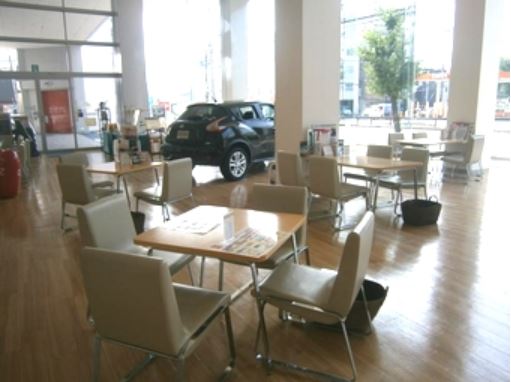 お席は常に清潔さを大切に、間隔をゆったりお取りいたしました。