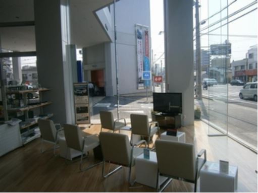 通り過ぎる外の車なども眺められるレイアウトにいたしました。