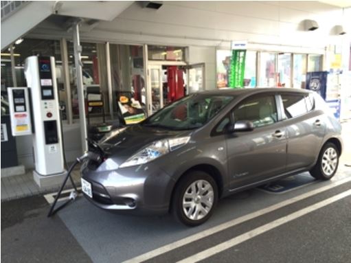 電気自動車用の急速充電器も設置しております。