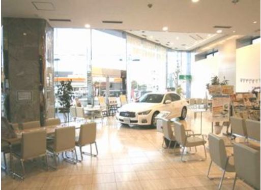 高級セダンも展示。奥行きのある広々ショールームです。