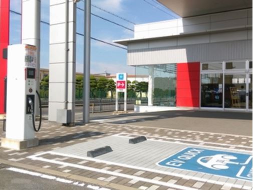 電気自動車用の急速充電器も設置しております。