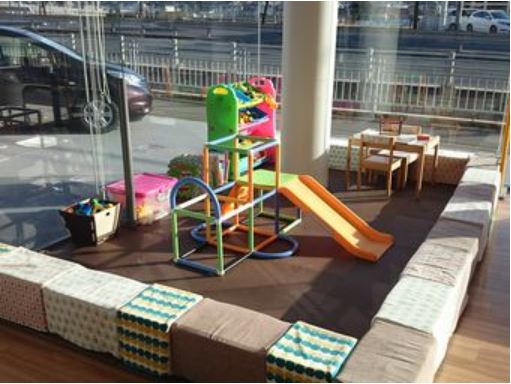 ショールームから見える新幹線は子供達に大人気です！