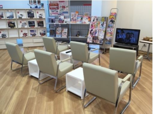 ゆったり快適な待合室。整備中もＴＶ・雑誌をご自由にどうぞ！