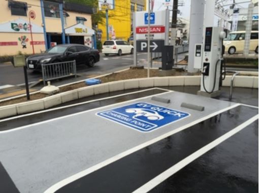 ２４時間利用可の急速充電器、国道沿いですぐわかります。