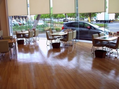 商談テーブルも、窓側に配置してあるので明るいです。