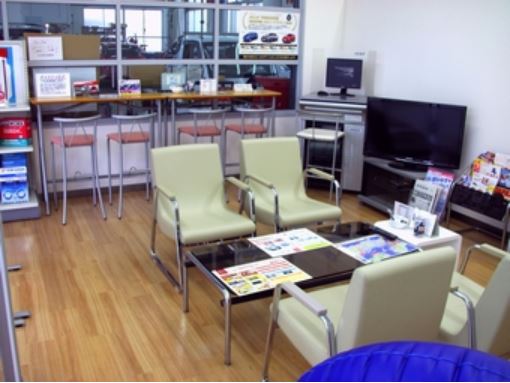 作業中の自分の車も見れるので安心！ TV・新聞等もご自由に!