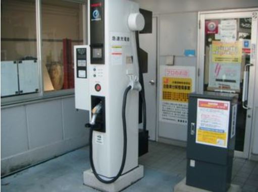 電気自動車用の急速充電器も設置しております。