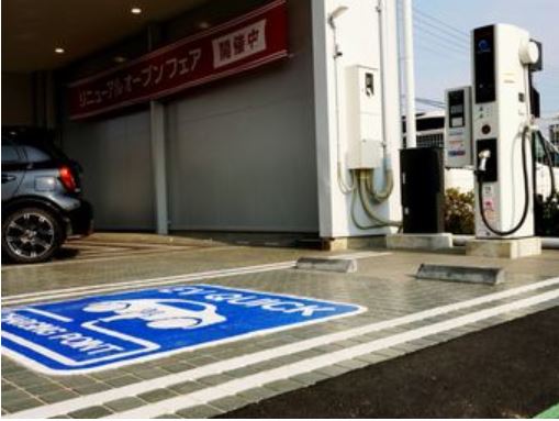 電気自動車用の急速充電器も設置しております。