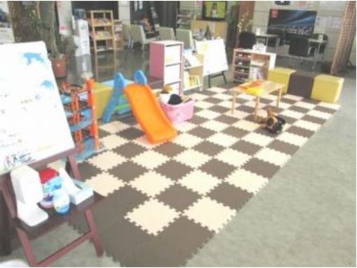 ショールームの真ん中に広く設け商談席から目が届きます。