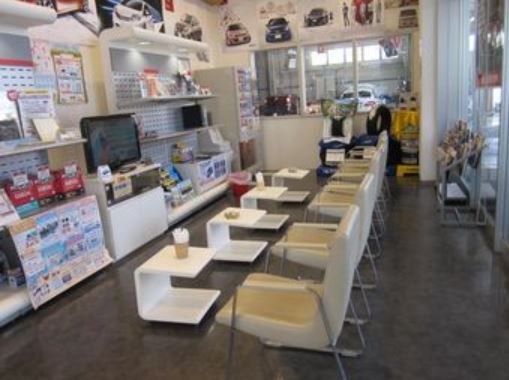 作業風景の見える快適な待合室。ＴＶ・雑誌もご自由にどうぞ！