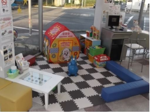 キッズコーナーは、商談コーナーから目も届きパパ、ママも安心