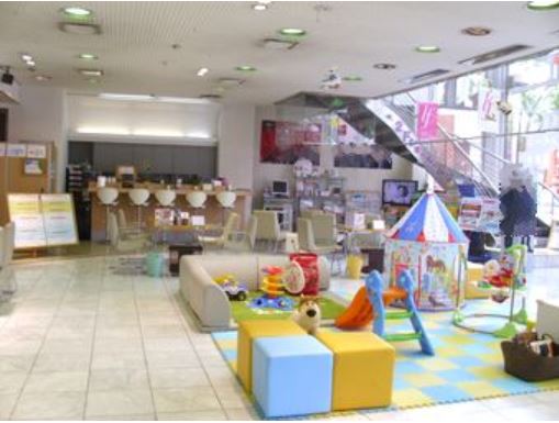 ショールーム中央のキッズコーナーで目が届きやすく安心です。