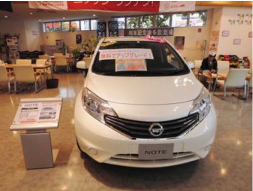 LF認定店、白を貴重に最大４台までの展示車を展示しています