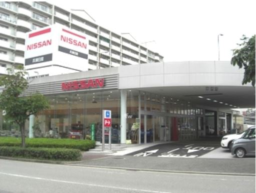 広い出入口で広いショールームです。