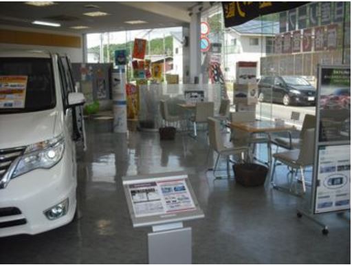 ショールームには常時展示車を配置しております。