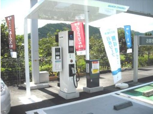 電気自動車用の急速充電器も設置しております。