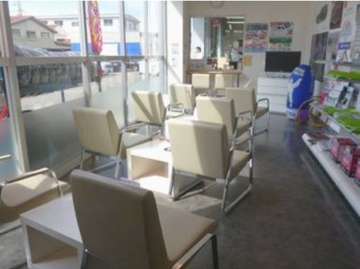 サービス待合室です。挽きたてコーヒをどうぞ！