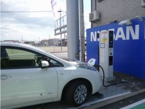 電気自動車用の急速充電器も設置しております。