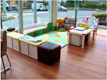 キッズコーナーは、商談コーナーから目も届きパパ、ママも安心♪