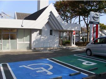 駐車場も完備しております。右手の入り口からご来店下さい。