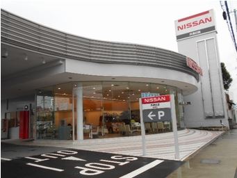 NISSANの看板を目印にお越しくださいませ。