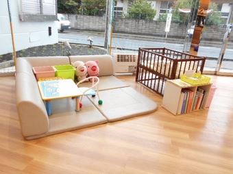 キッズコーナーは、商談コーナーから目も届きパパ、ママも安心♪