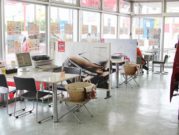 ショールームは明るく快適なスペースです。