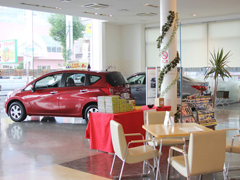 大きなショールームに明るい商談コーナー。