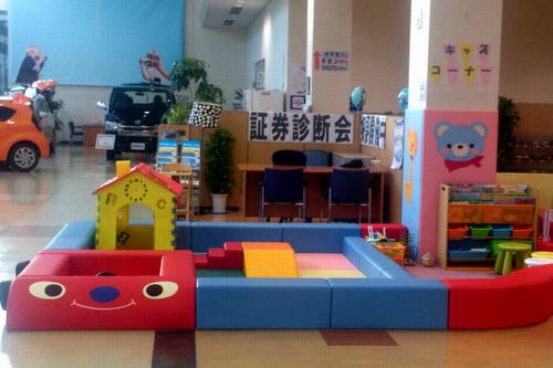カラフルで広いキッズコーナー。