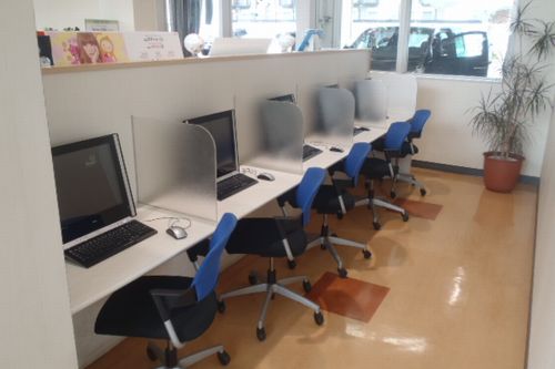 インターネットを使用いただけるパソコンもございます。