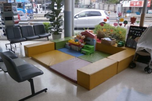 元気いっぱい遊べる明るいキッズコーナー。