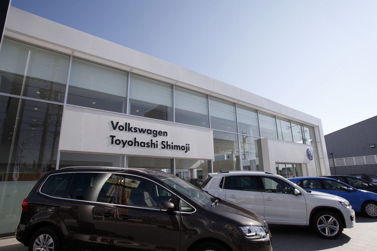 店舗前にはVW最新モデルを5台展示しております。