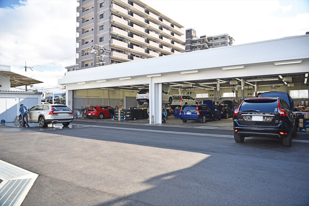 ショールームの奥には指定工場があるので、万が一お車に何かあっても安心してお任せください。