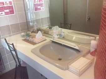 女子トイレには、アメニティグッズを揃えています。