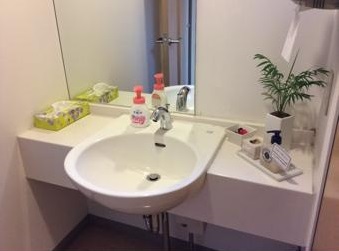 女子トイレにはアメニティグッズをそろえています