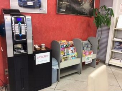 フリードリンク＆雑誌コーナー。お好みのものをどうぞ！