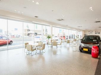 日差しが沢山入る、広々とした明るいショールームです。
