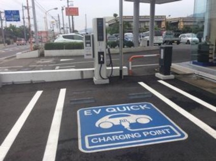 ＥＶ用急速充電器を設置しています。２４時間、充電ＯＫです！ お気軽に桐生店へお問い合わせください。