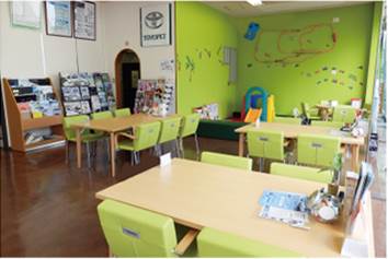 パステルグリーンの明るい雰囲気が当店の魅力の1つです。