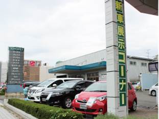 屋外展示場には車両の展示、またサービス工場も併設しております。お車のことなら当店におまかせ下さいませ。