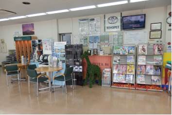 寺町に立ち並ぶアットホームな店舗です。