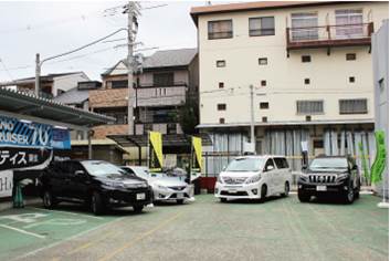 店舗奥には新車展示場がございます。ぜひお越し下さいませ。