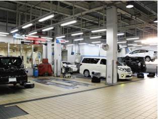 ショールーム併設のサービス工場も広く完備しております。お車のメンテナンスでのご来店もお待ちしております。