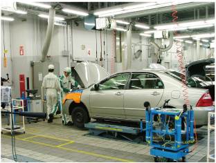 ショールーム裏手には、整備工場がございます。車検や点検でのご来店もお待ちしております。