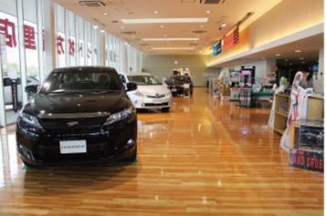 光がたっぷり入る明るい空間のショールームです。