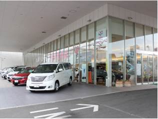 たくさんの展示車両、また、バリアフリーに対応したショールームとなっております。