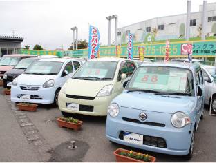 U-Car販売併設店として、U-Car車両も多数展示しております。（車両は撮影時点のものです）