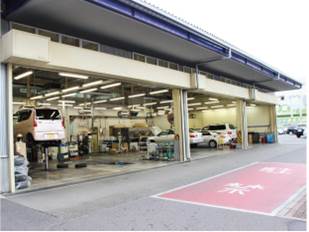 ショールーム併設のサービス工場も広く完備しております。車検や点検などお車のメンテナンスでのご来店もお待ちしております。