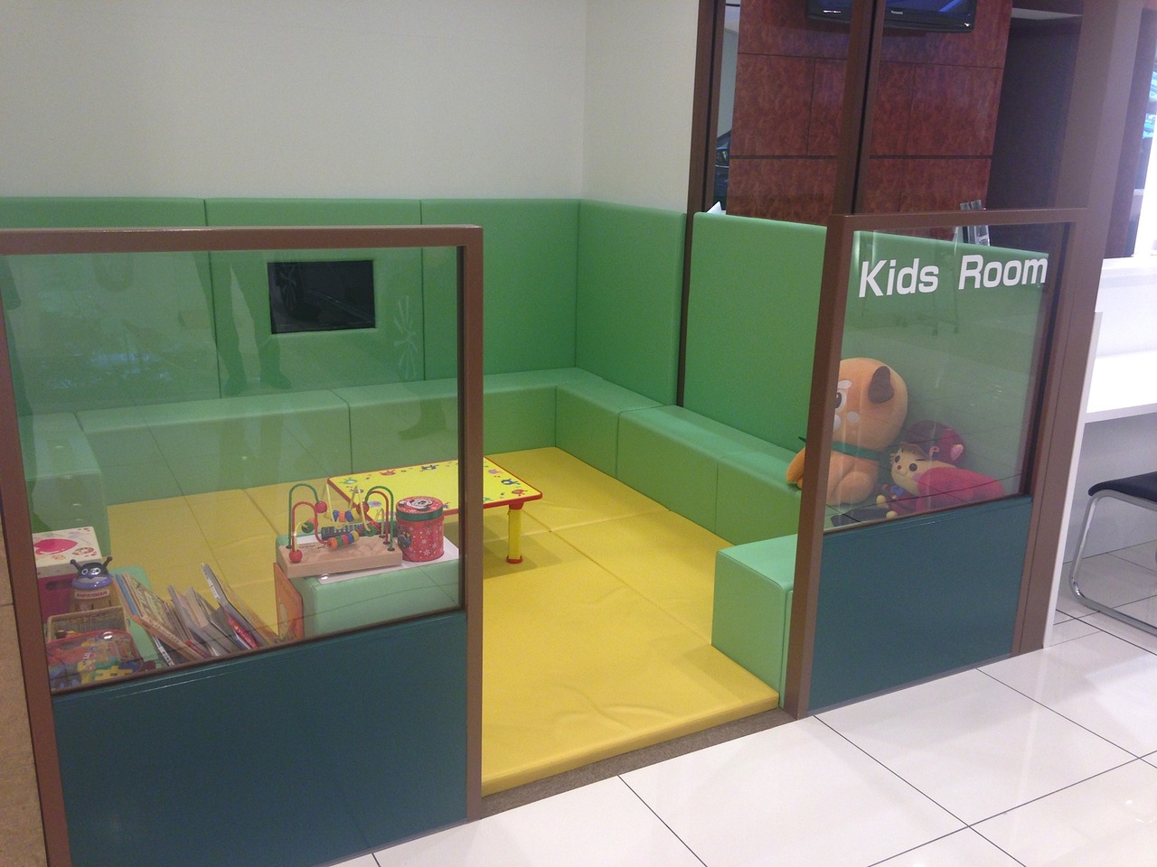 ベビールーム（オムツ交換室）を併設したキッズコーナーも充実しております。